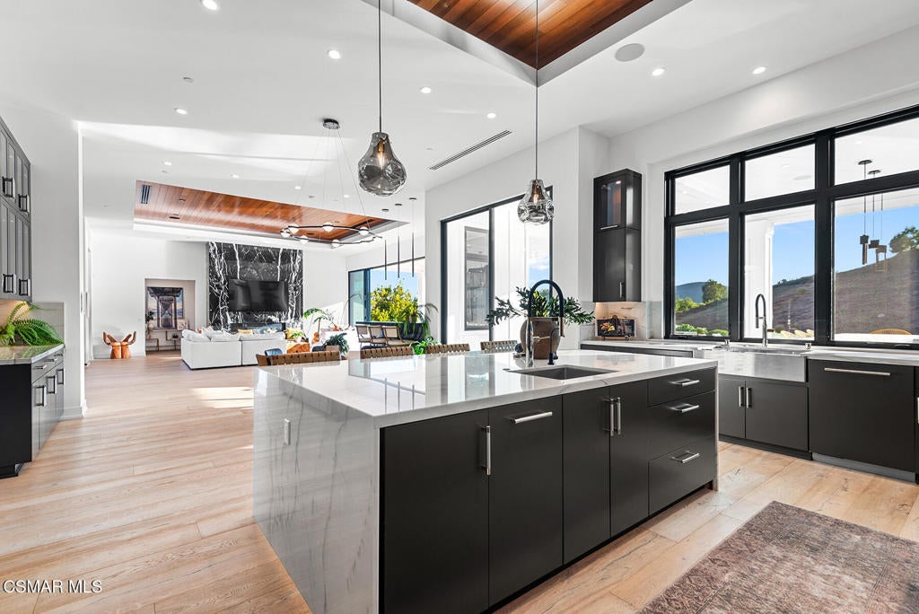 Thousand Oaks, California, 91362, United States, 5 Bedrooms Bedrooms, ,7 BathroomsBathrooms,Residential,Active,1900211