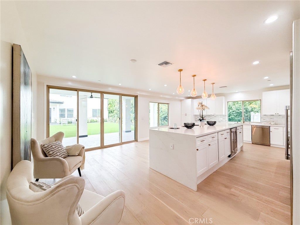 Pasadena, California, 91107, United States, 7 Bedrooms Bedrooms, ,8 BathroomsBathrooms,Residential,Active,1944066