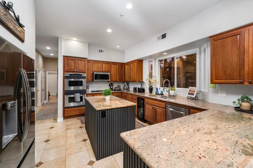 Escondido, California, 92025, United States, 5 Bedrooms Bedrooms, ,4 BathroomsBathrooms,Residential,Active,1969680