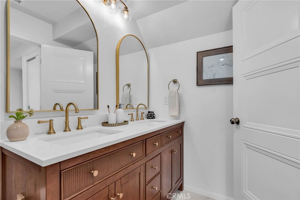 Glendale, California, 91202, United States, 3 Bedrooms Bedrooms, ,3 BathroomsBathrooms,Residential,Active,1967125