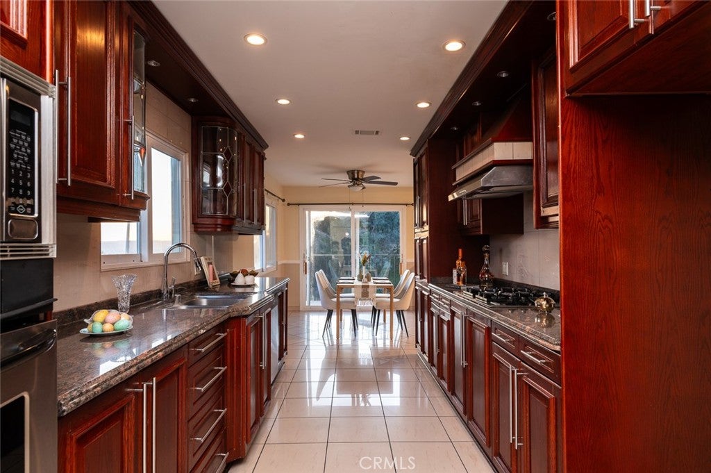 Burbank, California, 91501, United States, 5 Bedrooms Bedrooms, ,5 BathroomsBathrooms,Residential,Active,1943797