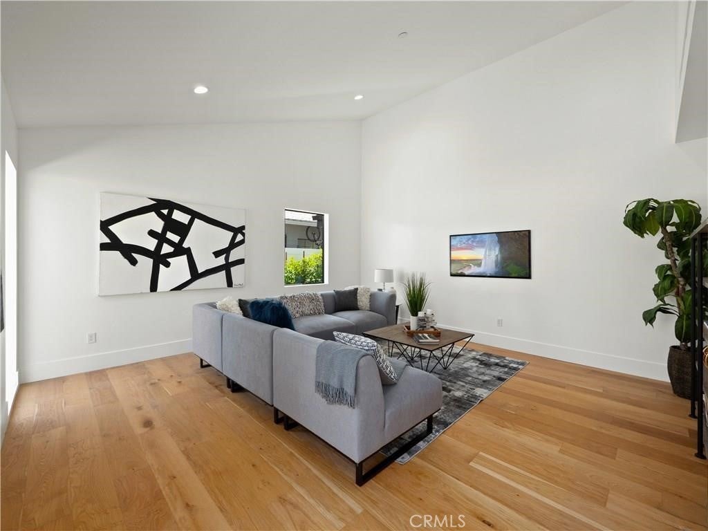 Woodland Hills, California, 91367, United States, 5 Bedrooms Bedrooms, ,5 BathroomsBathrooms,Residential,Pending,1843402