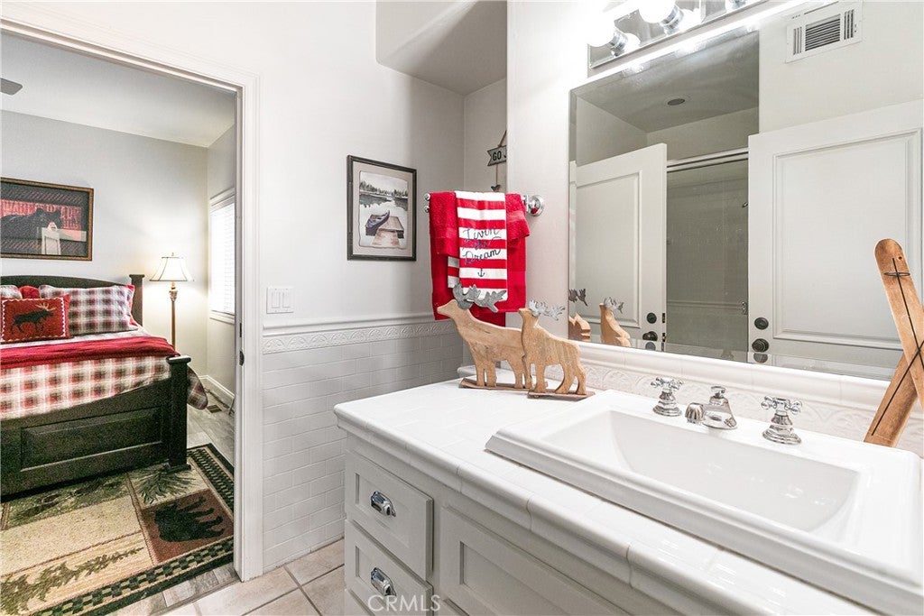 Lake Arrowhead, California, 92352, United States, 2 Bedrooms Bedrooms, ,3 BathroomsBathrooms,Residential,Active,1945074