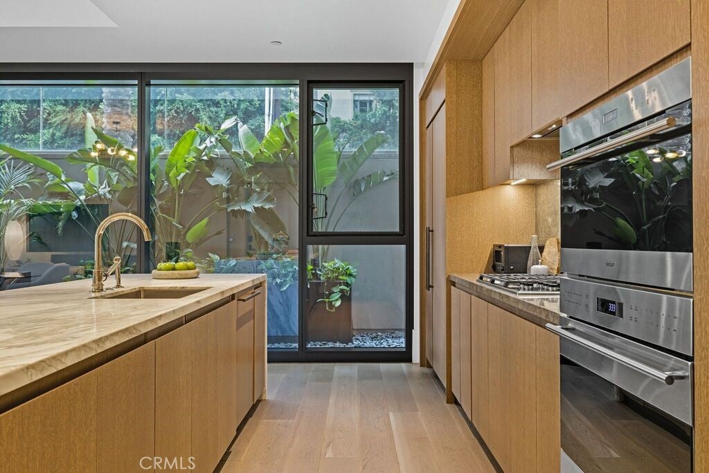 Los Angeles, California, 90069, United States, 2 Bedrooms Bedrooms, ,3 BathroomsBathrooms,Residential,Active,1995278