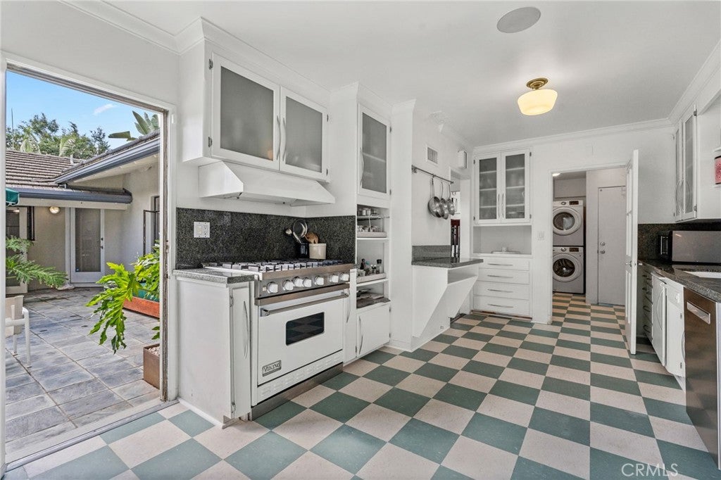 Los Angeles, California, 90027, United States, 3 Bedrooms Bedrooms, ,2 BathroomsBathrooms,Residential,Active,1953705