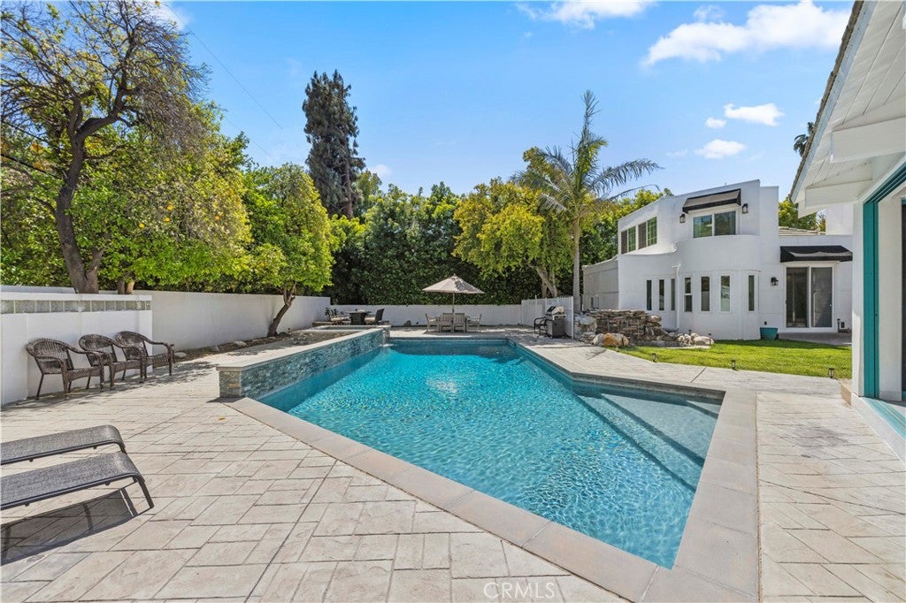 Northridge, California, 91325, United States, 4 Bedrooms Bedrooms, ,4 BathroomsBathrooms,Residential,Active,1936096