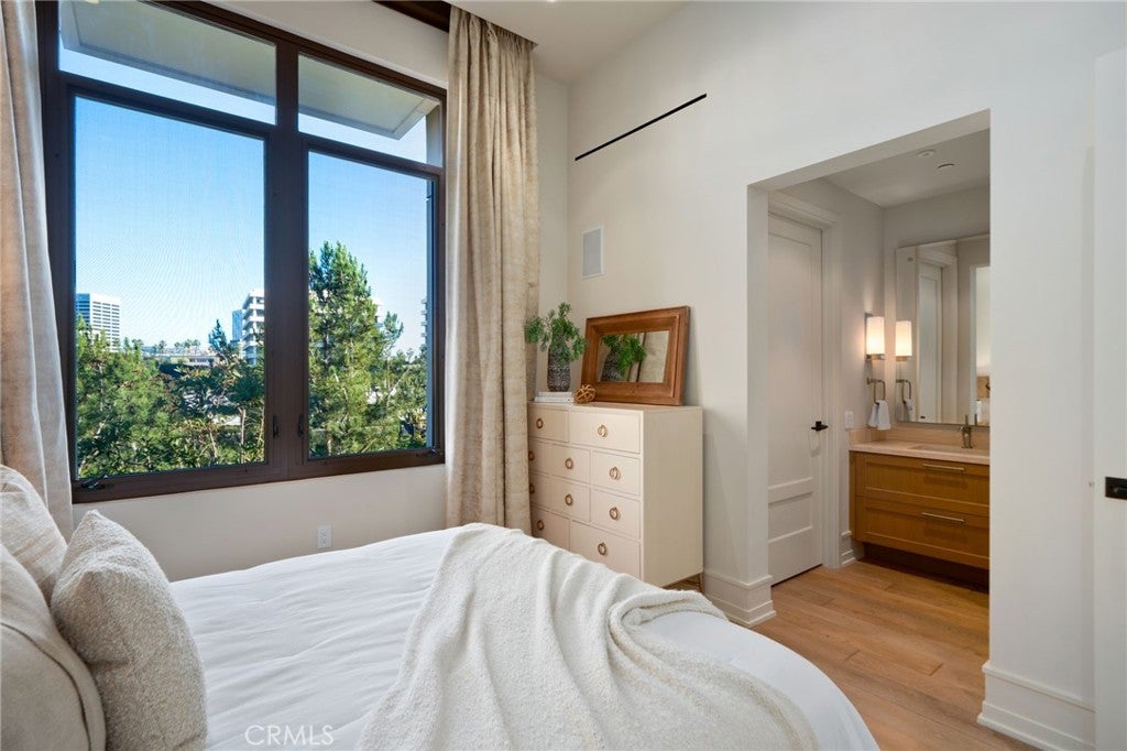 Newport Beach, California, 92660, United States, 2 Bedrooms Bedrooms, ,3 BathroomsBathrooms,Residential,Active,2009419