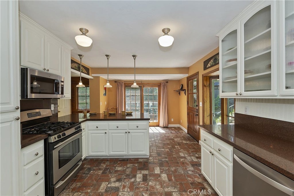 Lake Arrowhead, California, 92352, United States, ,4 BathroomsBathrooms,Residential,Active,1791398