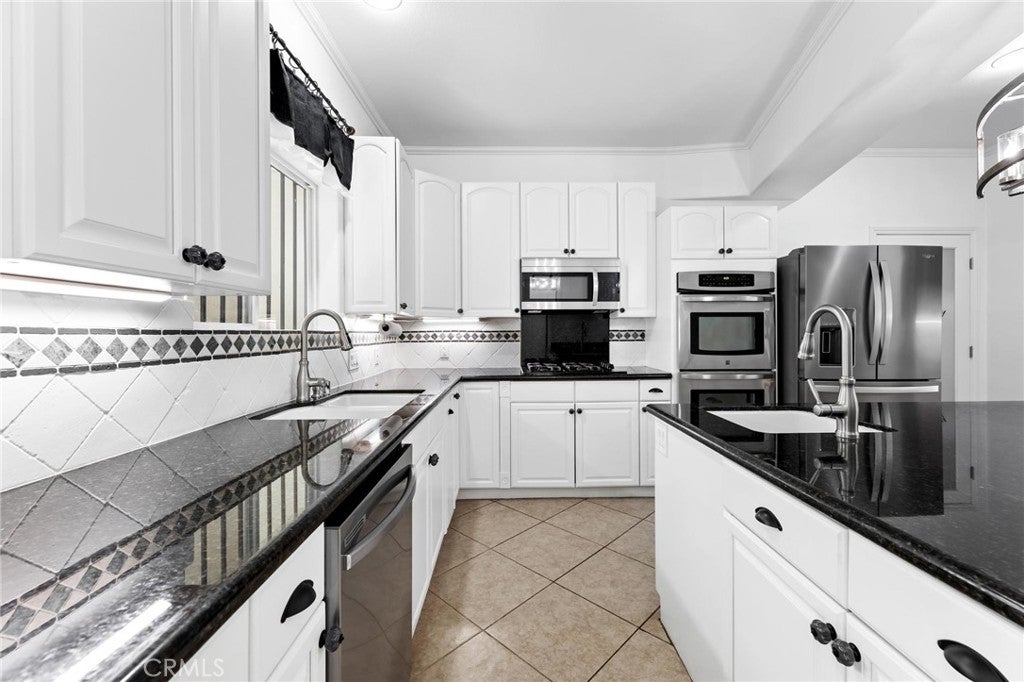 Chatsworth, California, 91311, United States, 4 Bedrooms Bedrooms, ,4 BathroomsBathrooms,Residential,Active,2011421