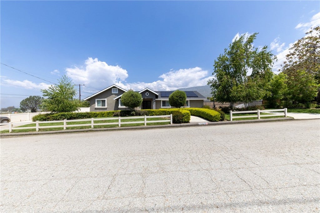 Yucaipa, California, 92399, United States, 5 Bedrooms Bedrooms, ,4 BathroomsBathrooms,Residential,Pending,1985872