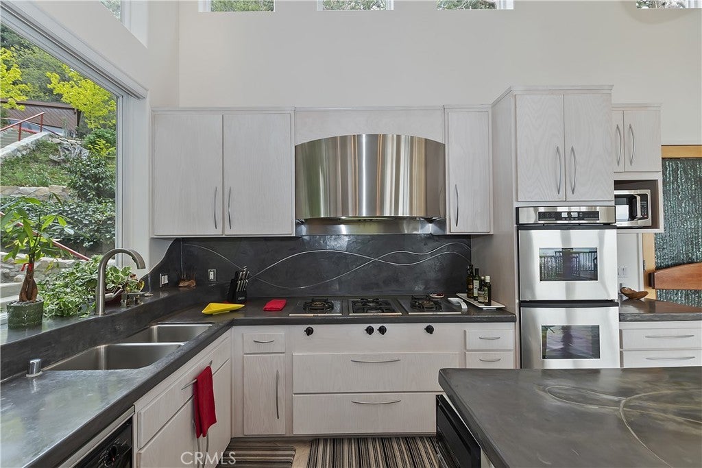 Lake Arrowhead, California, 92352, United States, 2 Bedrooms Bedrooms, ,3 BathroomsBathrooms,Residential,Active,1988419