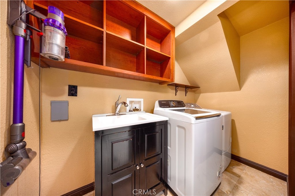 Pomona, California, 91766, United States, 5 Bedrooms Bedrooms, ,5 BathroomsBathrooms,Residential,Active,1989773