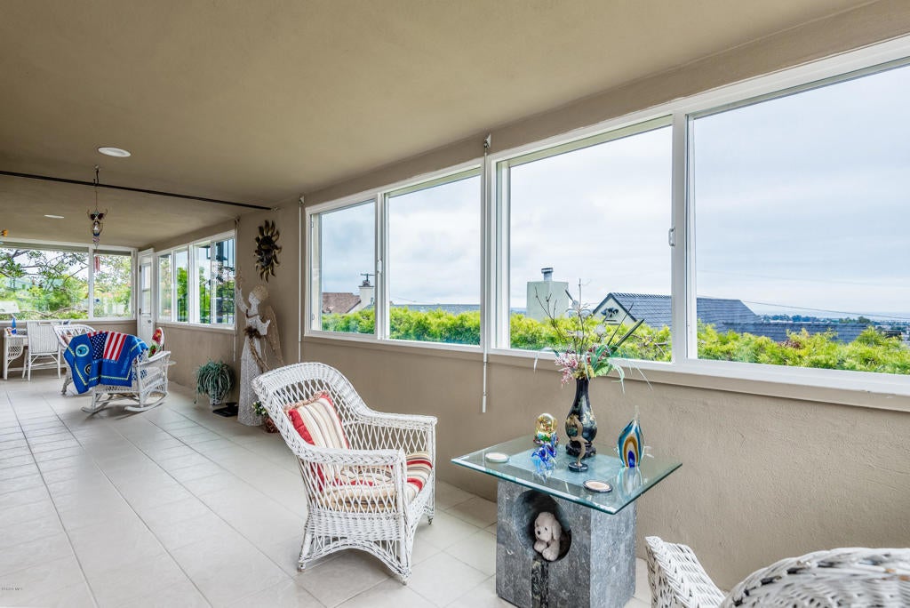 Ventura, California, 93001, United States, 2 Bedrooms Bedrooms, ,3 BathroomsBathrooms,Residential,Active,1944022