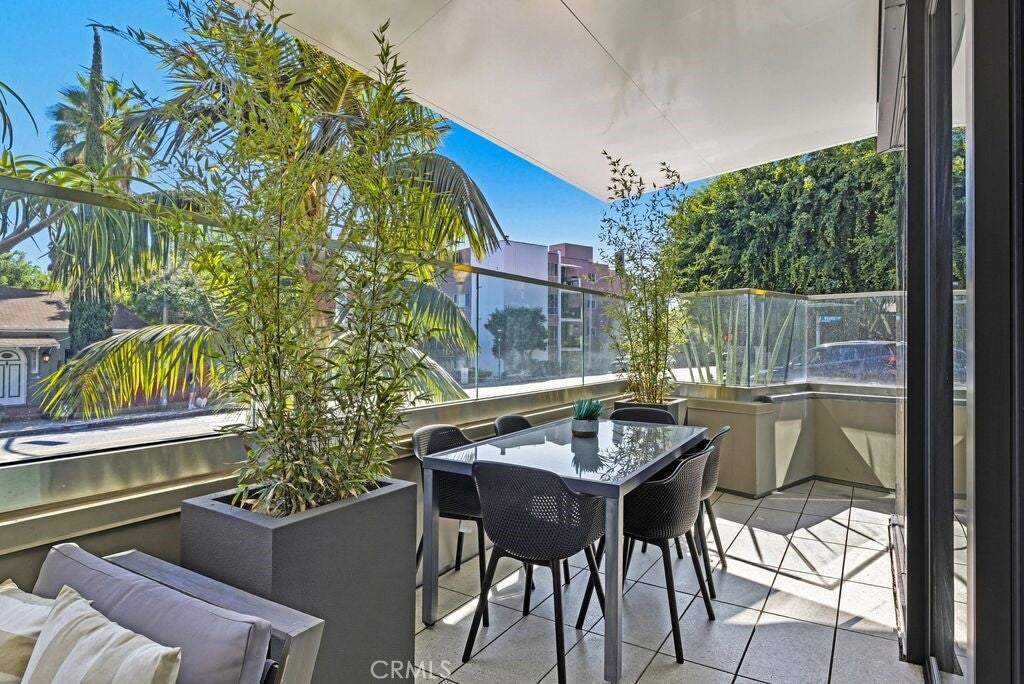 Los Angeles, California, 90069, United States, 2 Bedrooms Bedrooms, ,3 BathroomsBathrooms,Residential,Active,1995278