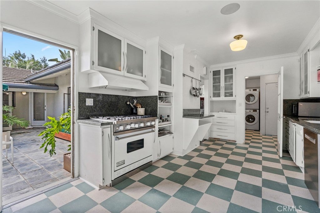 Los Angeles, California, 90027, United States, 3 Bedrooms Bedrooms, ,2 BathroomsBathrooms,Residential,Active,1953705