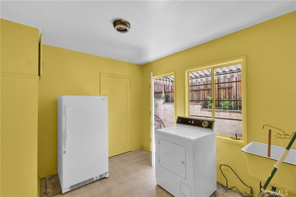 Los Angeles, California, 90039, United States, 4 Bedrooms Bedrooms, ,3 BathroomsBathrooms,Residential,Active,1892396