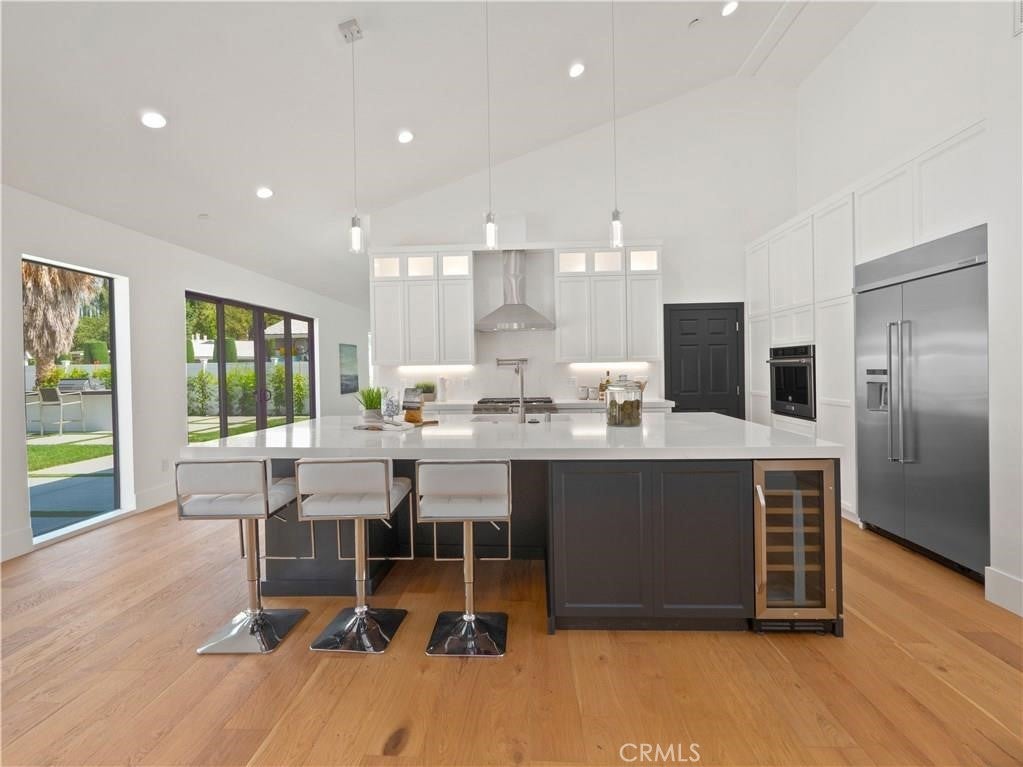 Woodland Hills, California, 91367, United States, 5 Bedrooms Bedrooms, ,5 BathroomsBathrooms,Residential,Pending,1843402