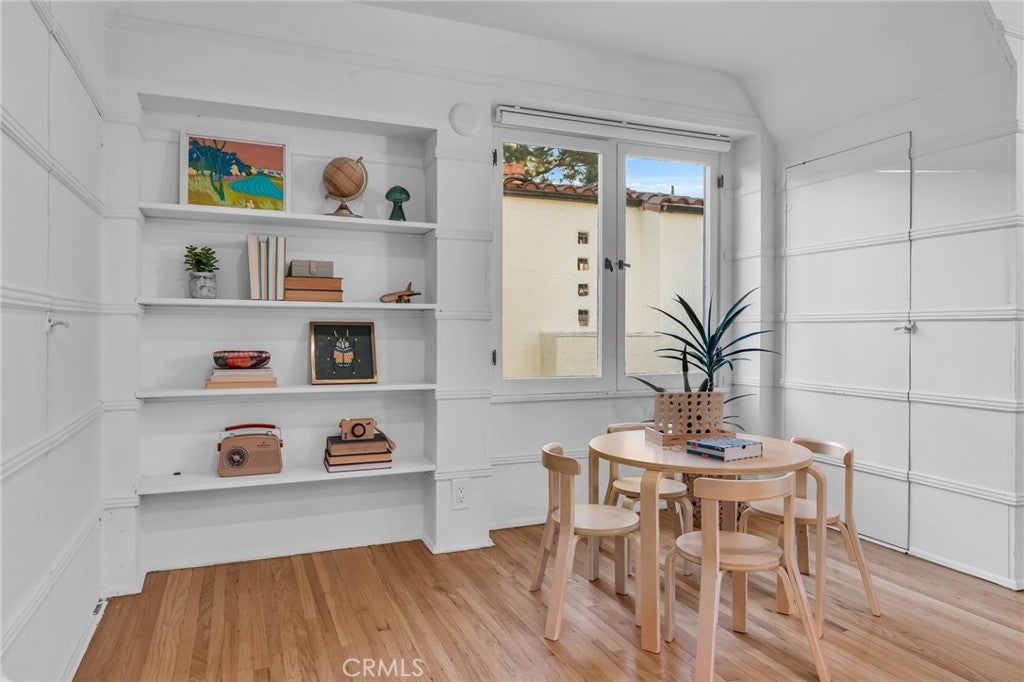 Glendale, California, 91202, United States, 3 Bedrooms Bedrooms, ,3 BathroomsBathrooms,Residential,Active,1967125