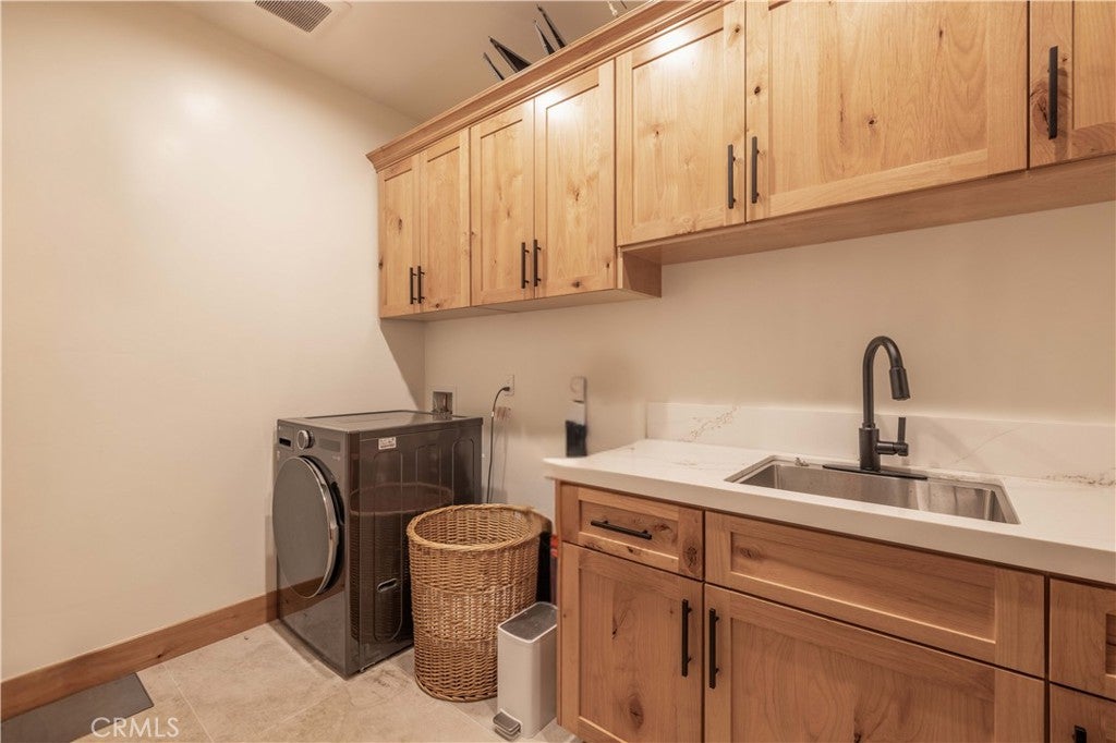 Big Bear City, California, 92314, United States, ,4 BathroomsBathrooms,Residential,Active,1839760