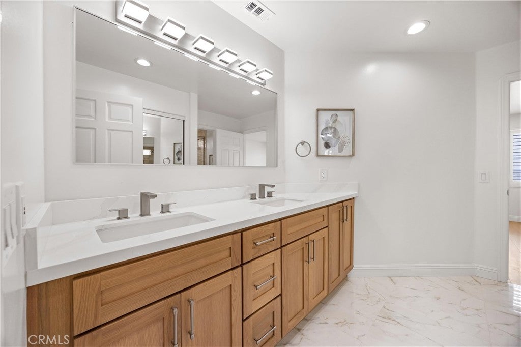 Downey, California, 90242, United States, 7 Bedrooms Bedrooms, ,6 BathroomsBathrooms,Residential,Contingent,1829948