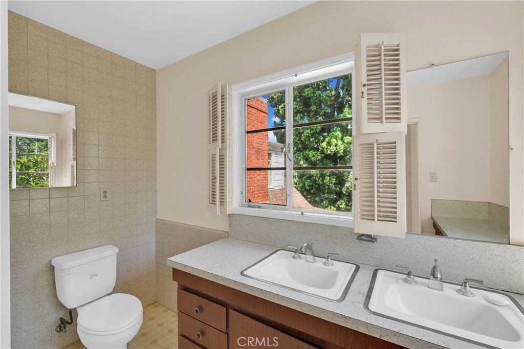 Los Angeles, California, 90039, United States, 4 Bedrooms Bedrooms, ,3 BathroomsBathrooms,Residential,Active,1892396