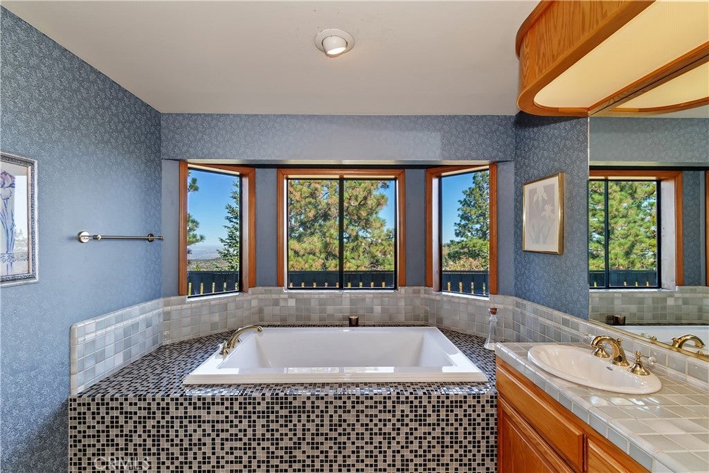 Lake Arrowhead, California, 92352, United States, 4 Bedrooms Bedrooms, ,3 BathroomsBathrooms,Residential,Active,1998581