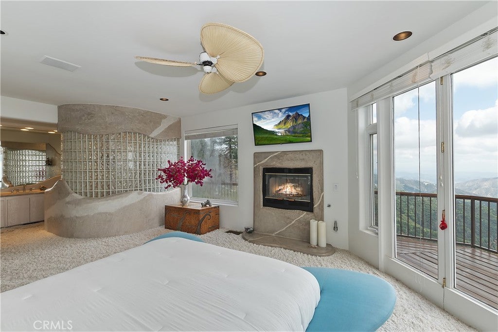 Lake Arrowhead, California, 92352, United States, 2 Bedrooms Bedrooms, ,3 BathroomsBathrooms,Residential,Active,1988419