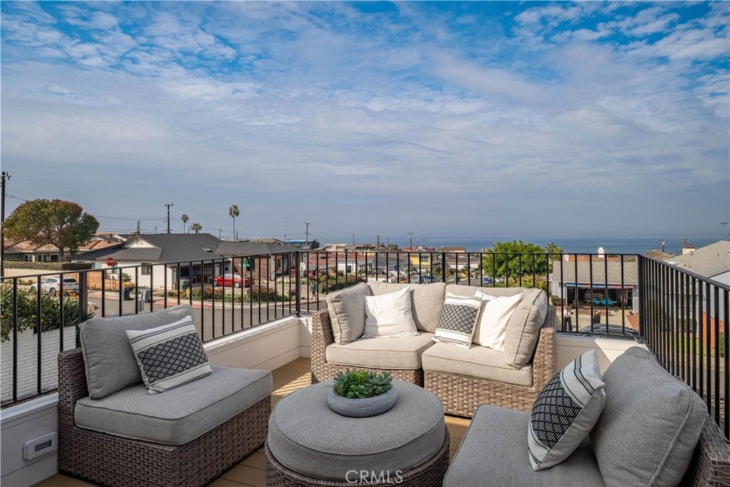 Redondo Beach, California, 90277, United States, 4 Bedrooms Bedrooms, ,3 BathroomsBathrooms,Residential,Active,1990651