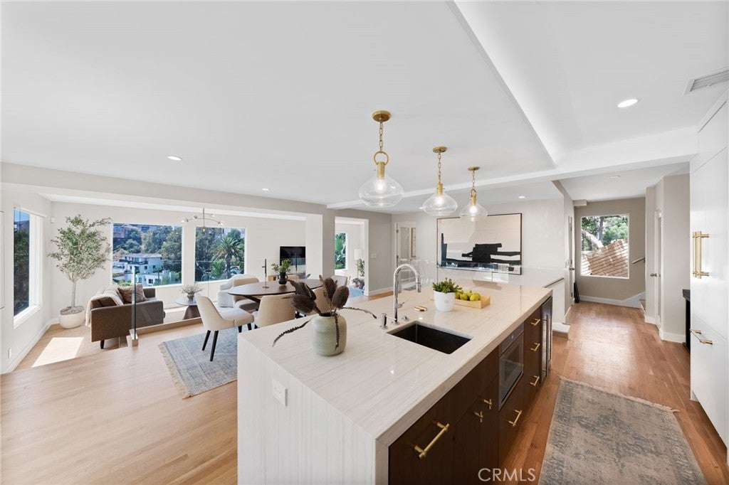 Los Angeles, California, 90069, United States, 3 Bedrooms Bedrooms, ,4 BathroomsBathrooms,Residential,Active,1959526