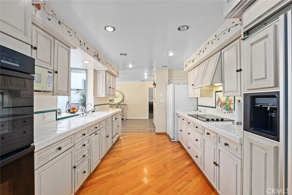 Arcadia, California, 91006, United States, 3 Bedrooms Bedrooms, ,4 BathroomsBathrooms,Residential,Active,1986891