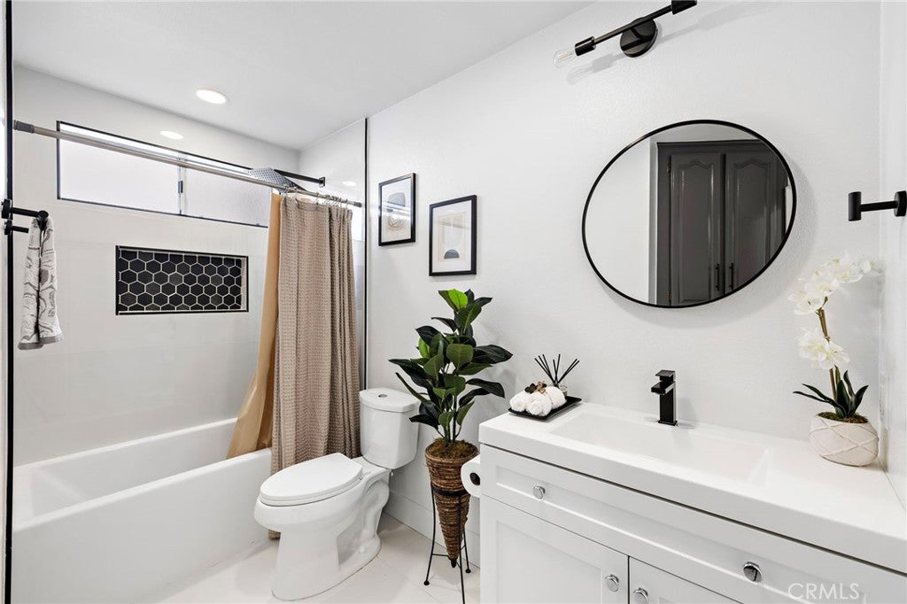 Laguna Niguel, California, 92677, United States, 4 Bedrooms Bedrooms, ,3 BathroomsBathrooms,Residential,Active,1986875