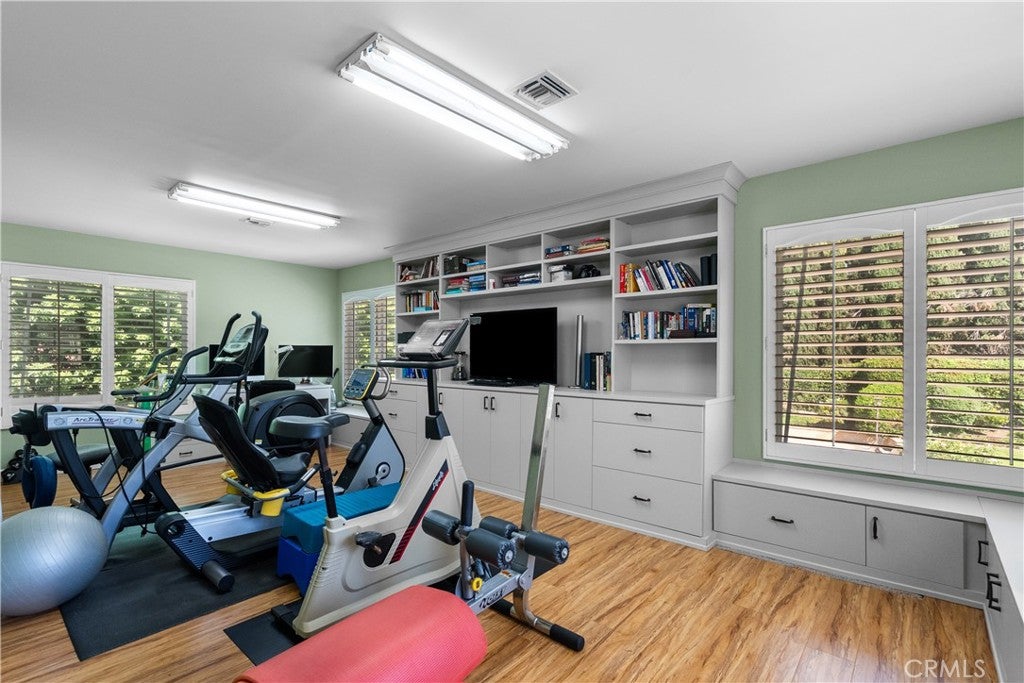 Northridge, California, 91324, United States, 5 Bedrooms Bedrooms, ,4 BathroomsBathrooms,Residential,Active,1952628