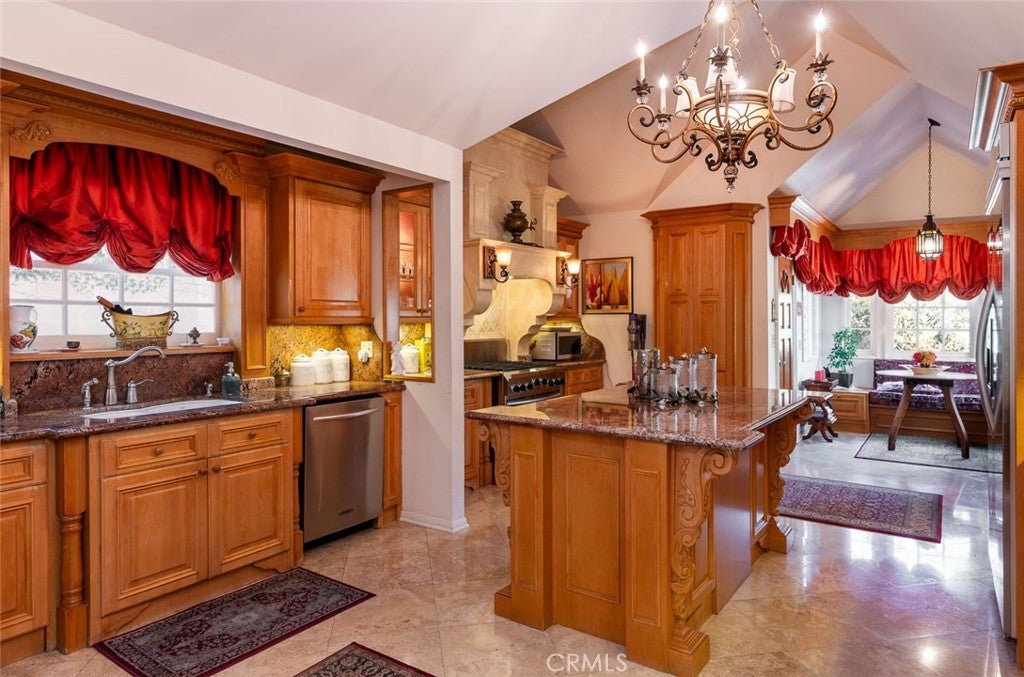 Glendale, California, 91207, United States, 4 Bedrooms Bedrooms, ,4 BathroomsBathrooms,Residential,Active,1945087