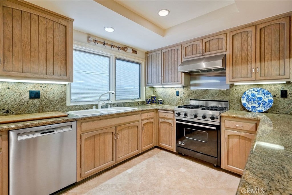 Newport Beach, California, 92661, United States, 4 Bedrooms Bedrooms, ,3 BathroomsBathrooms,Residential,Active,1894578