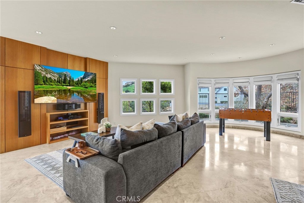 Anaheim, California, 92807, United States, 6 Bedrooms Bedrooms, ,5 BathroomsBathrooms,Residential,Active,2006989