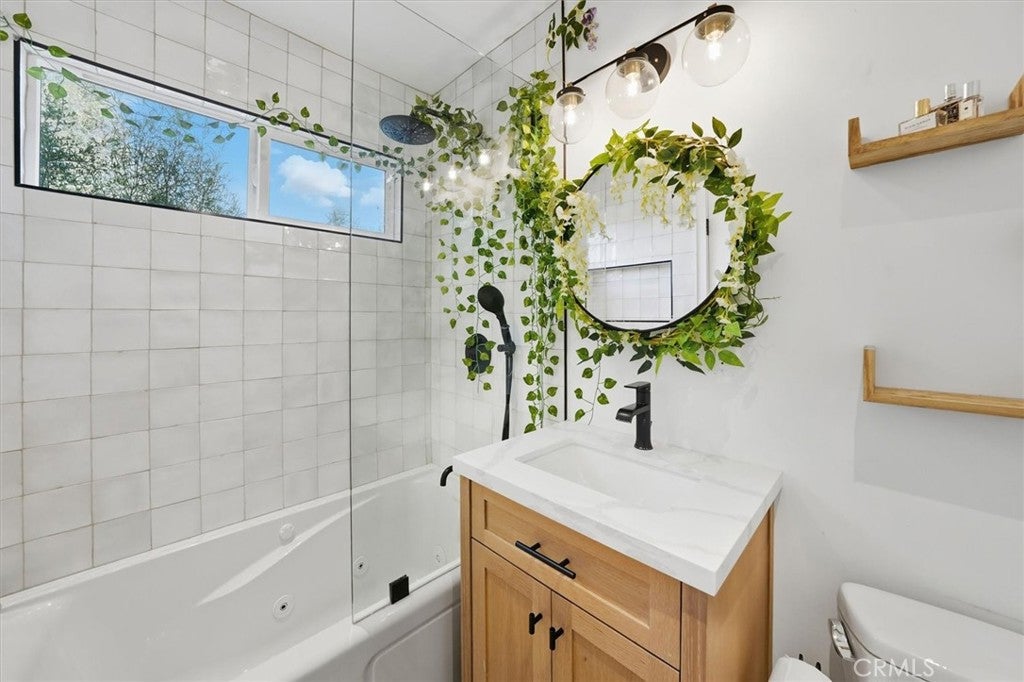 Agoura Hills, California, 91301, United States, 4 Bedrooms Bedrooms, ,5 BathroomsBathrooms,Residential,Active,1966025