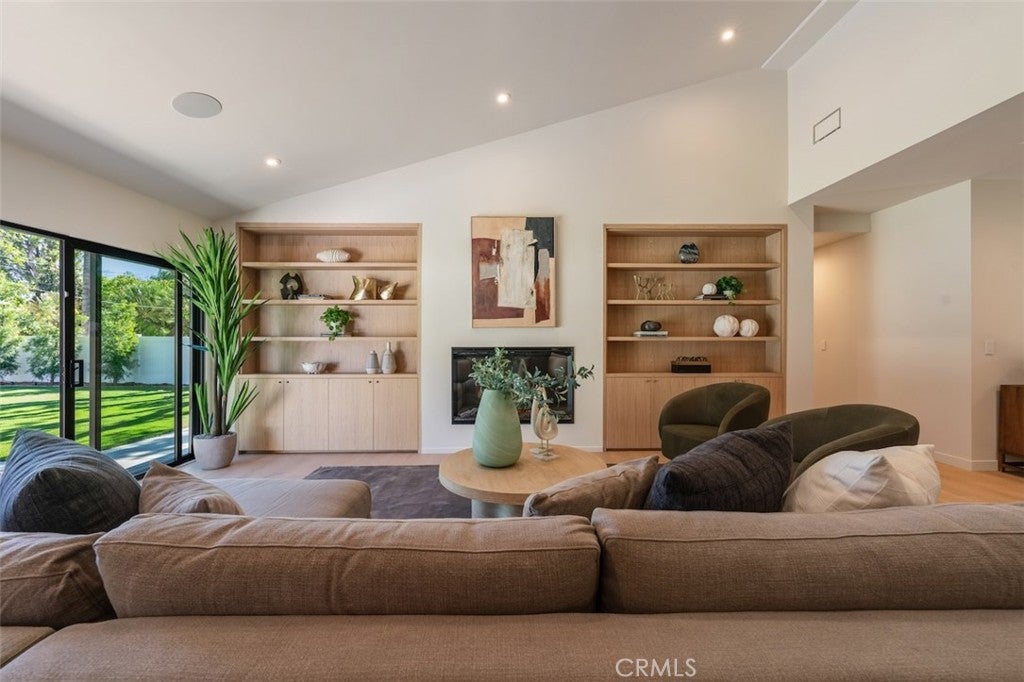 Northridge, California, 91325, United States, 4 Bedrooms Bedrooms, ,4 BathroomsBathrooms,Residential,Active,2030583