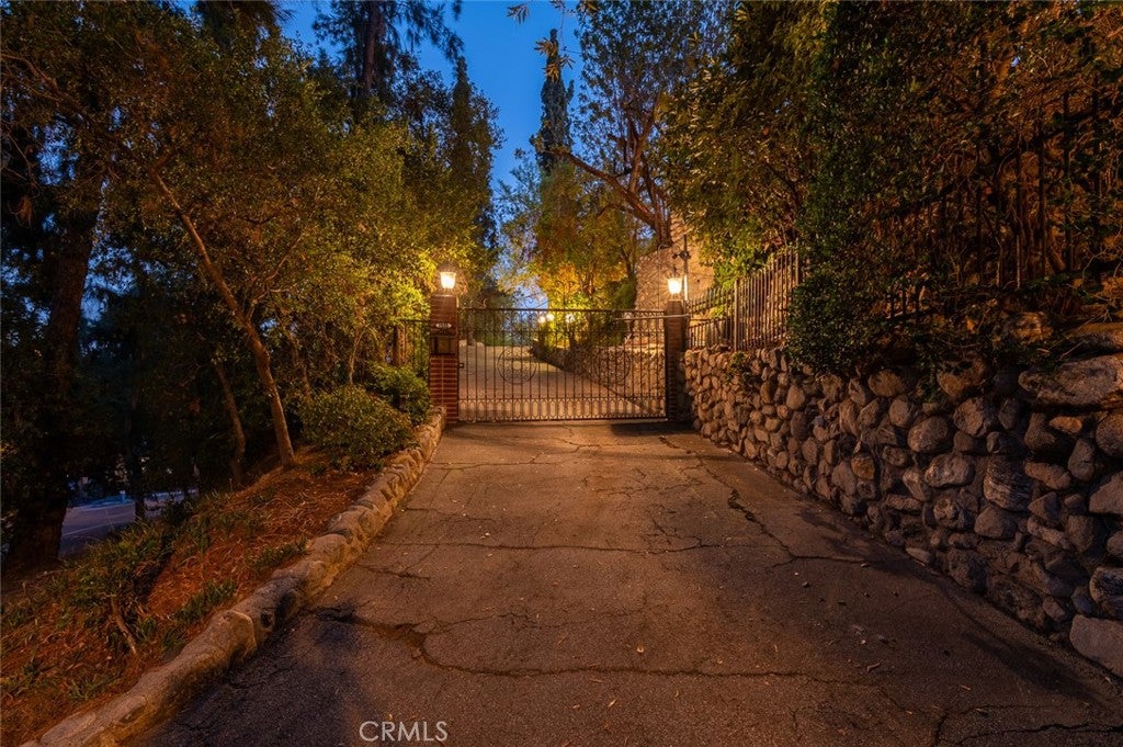 Glendale, California, 91207, United States, 4 Bedrooms Bedrooms, ,4 BathroomsBathrooms,Residential,Active,1945087