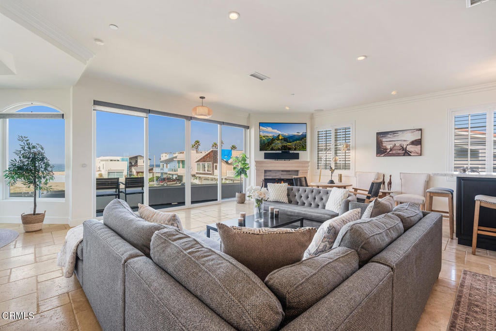 Oxnard, California, 93035, United States, 5 Bedrooms Bedrooms, ,6 BathroomsBathrooms,Residential,Contingent,1973330