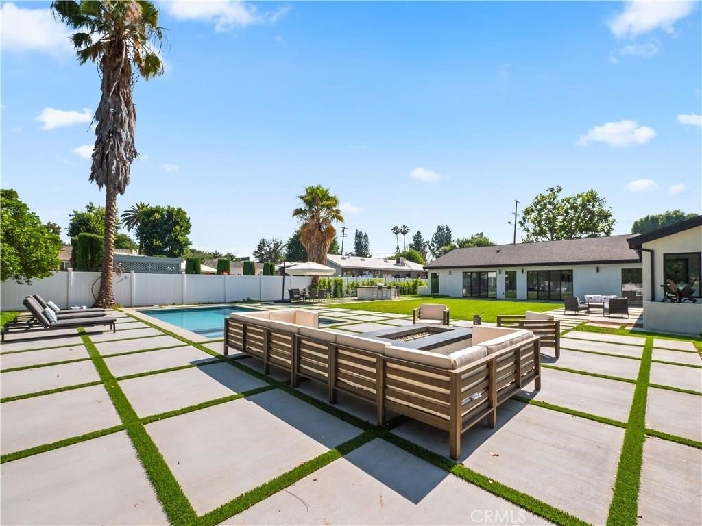 Woodland Hills, California, 91367, United States, 5 Bedrooms Bedrooms, ,5 BathroomsBathrooms,Residential,Pending,1843402