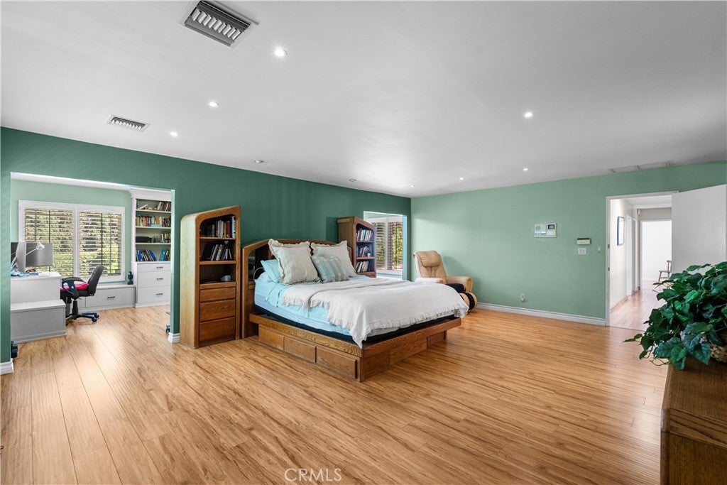 Northridge, California, 91324, United States, 5 Bedrooms Bedrooms, ,4 BathroomsBathrooms,Residential,Active,1952628