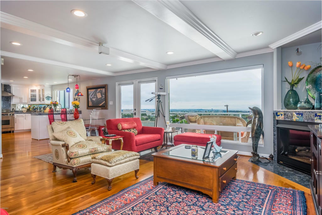 Ventura, California, 93001, United States, 2 Bedrooms Bedrooms, ,3 BathroomsBathrooms,Residential,Active,1944022