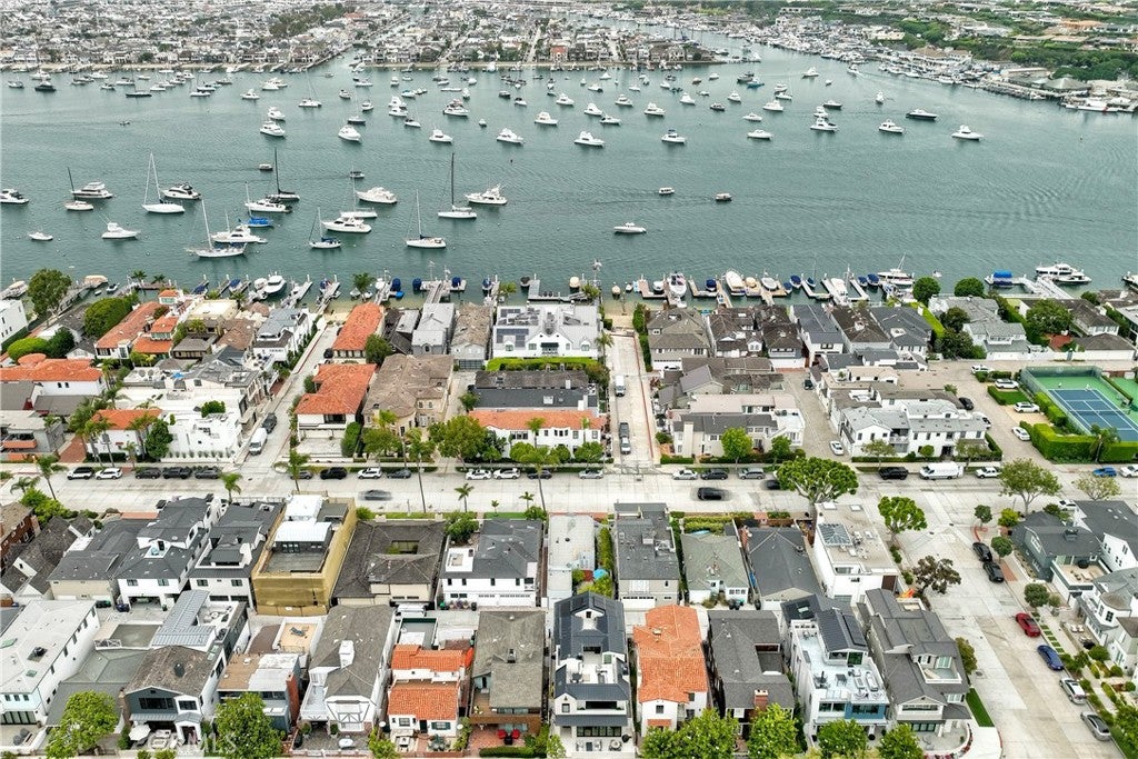 Newport Beach, California, 92661, United States, 4 Bedrooms Bedrooms, ,3 BathroomsBathrooms,Residential,Active,1894578
