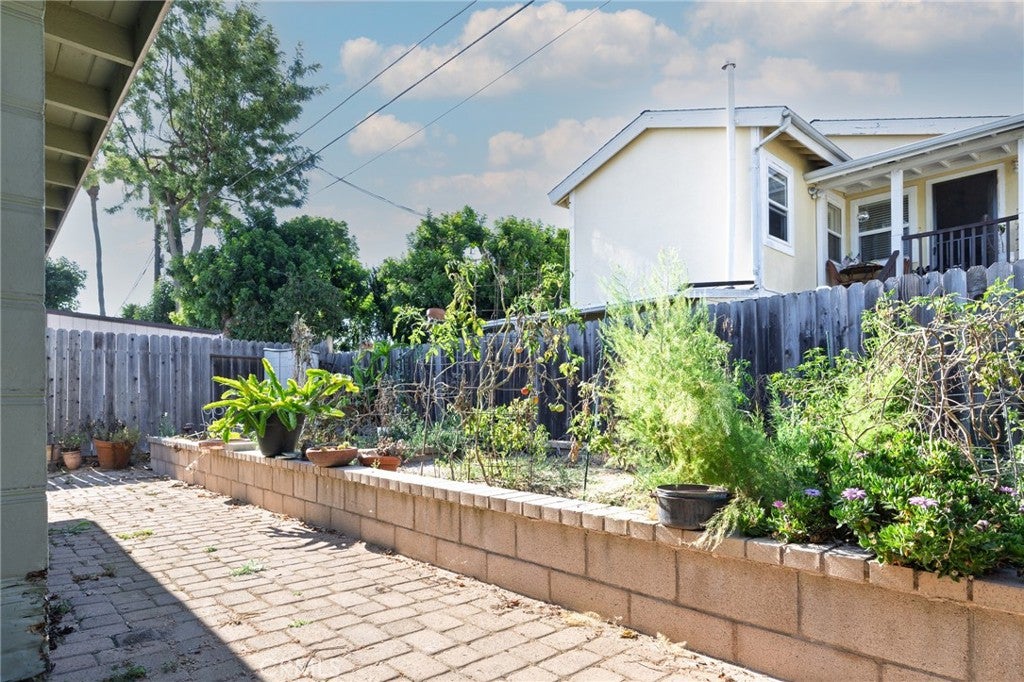 Costa Mesa, California, 92627, United States, 3 Bedrooms Bedrooms, ,2 BathroomsBathrooms,Residential,Active,1909898