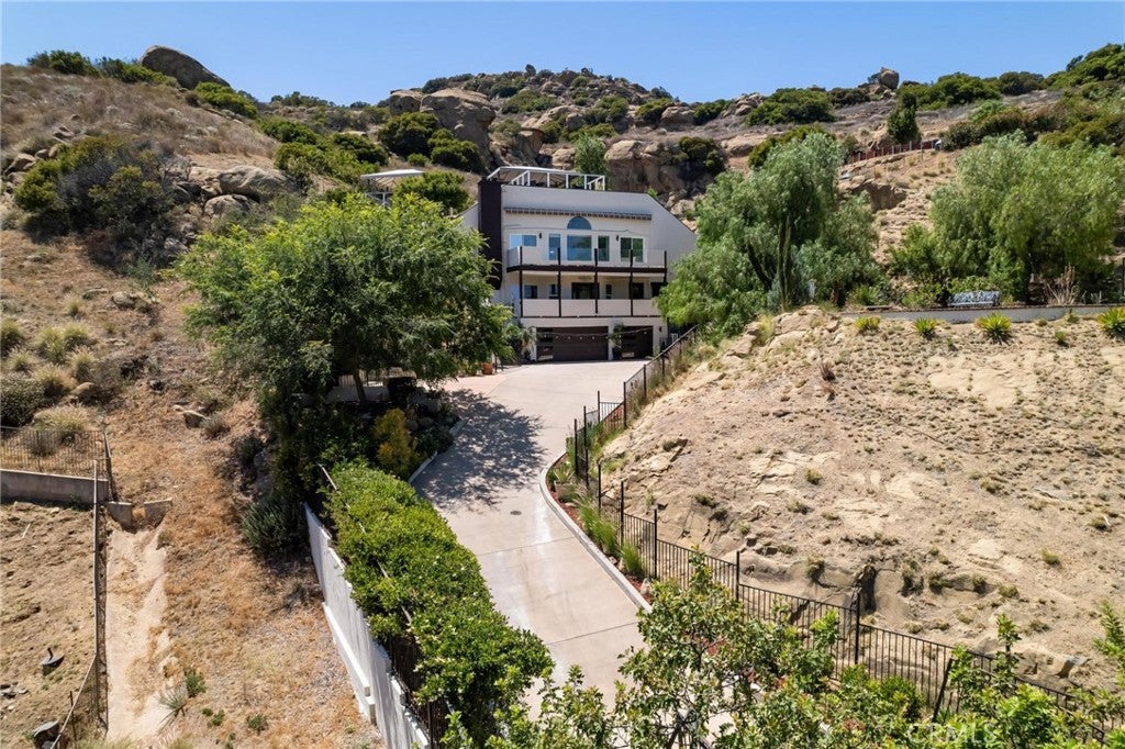 Chatsworth, California, 91311, United States, 4 Bedrooms Bedrooms, ,4 BathroomsBathrooms,Residential,Active,2011421