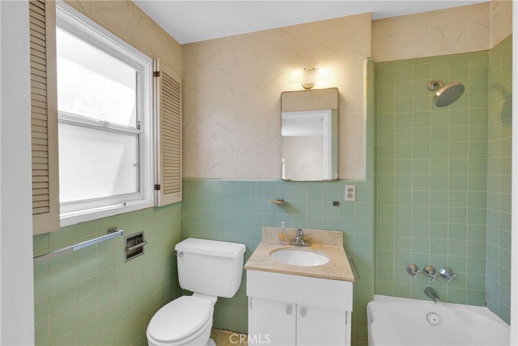 Los Angeles, California, 90039, United States, 4 Bedrooms Bedrooms, ,3 BathroomsBathrooms,Residential,Active,1892396
