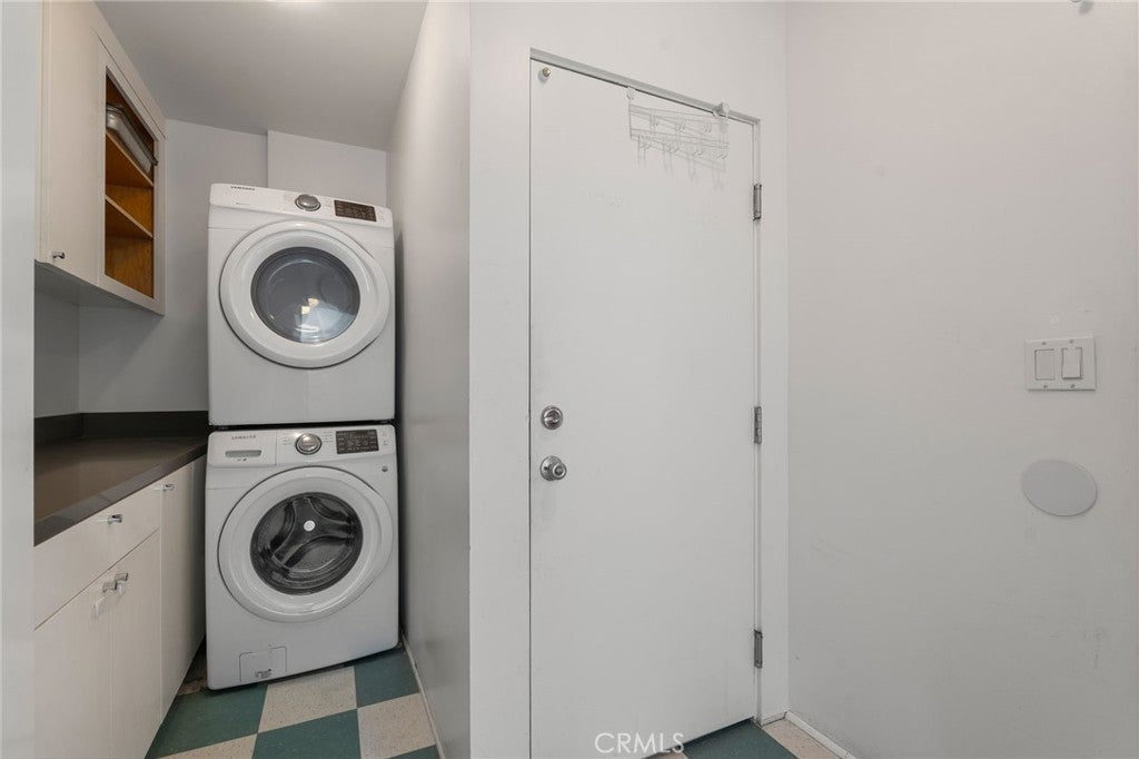 Los Angeles, California, 90027, United States, 3 Bedrooms Bedrooms, ,2 BathroomsBathrooms,Residential,Active,1953705