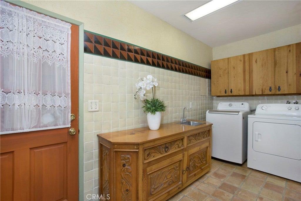 Laguna Beach, California, 92651, United States, 3 Bedrooms Bedrooms, ,3 BathroomsBathrooms,Residential,Active,2002317