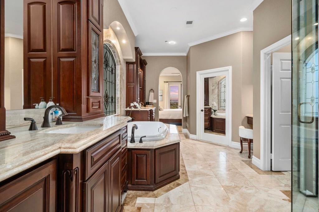 Escondido, California, 92025, United States, 5 Bedrooms Bedrooms, ,4 BathroomsBathrooms,Residential,Active,1969680