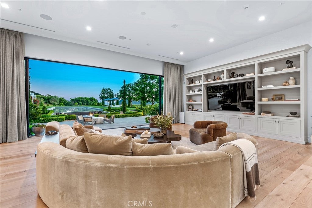 Los Angeles, California, 90077, United States, 8 Bedrooms Bedrooms, ,12 BathroomsBathrooms,Residential,Active,1905105